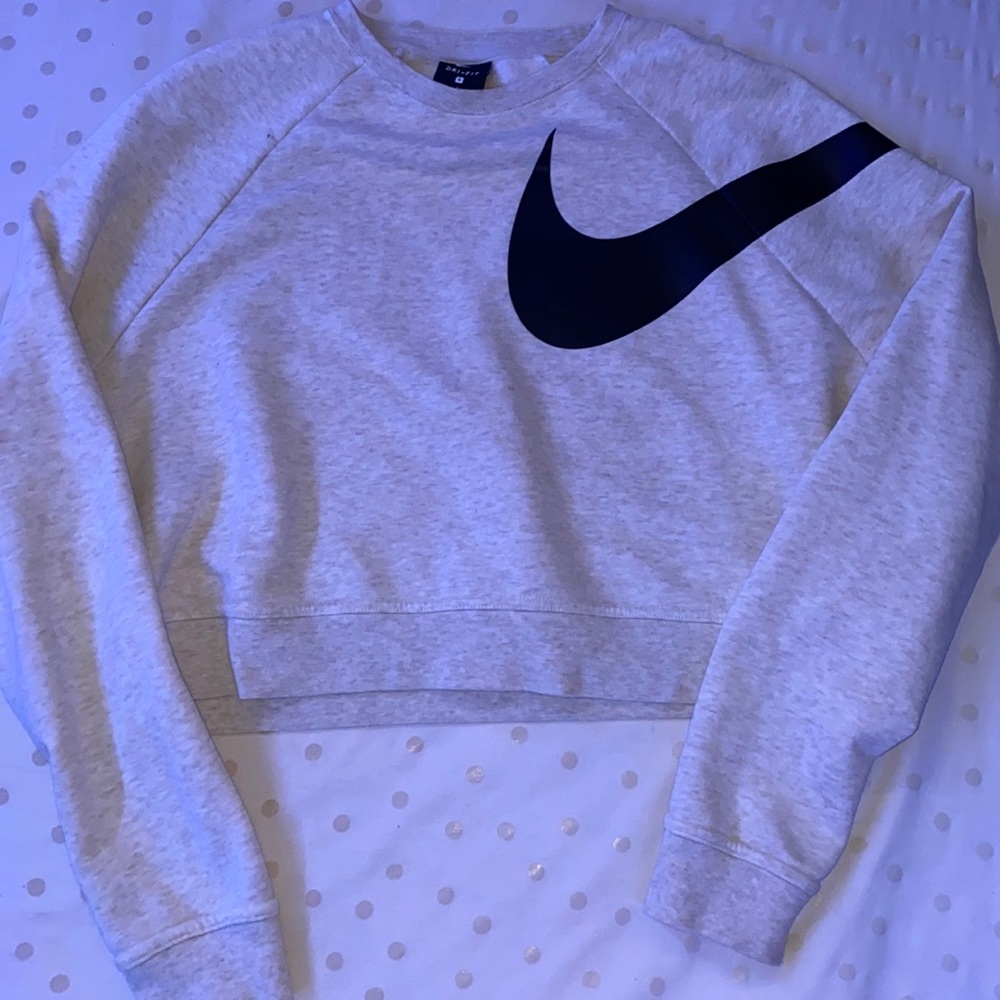 Womens Nike cropped crew neck, worn very few times. Size small. Very cute